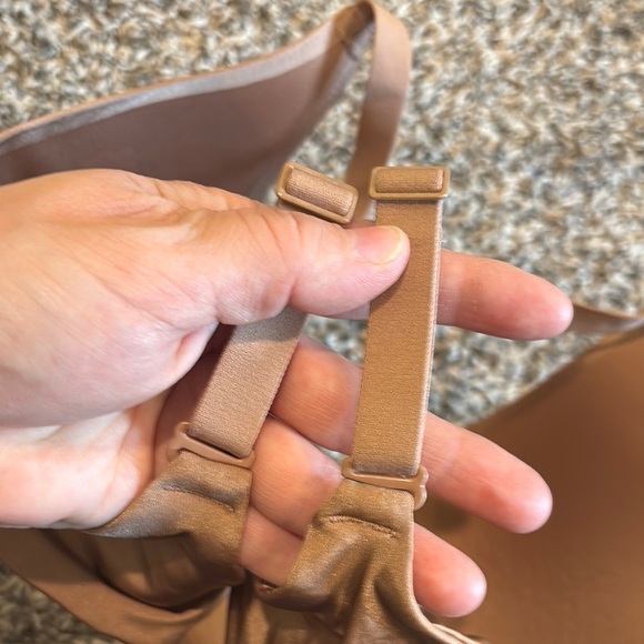 SKIMS Tan Seamless T-Shirt Bra - Picture 8 of 8